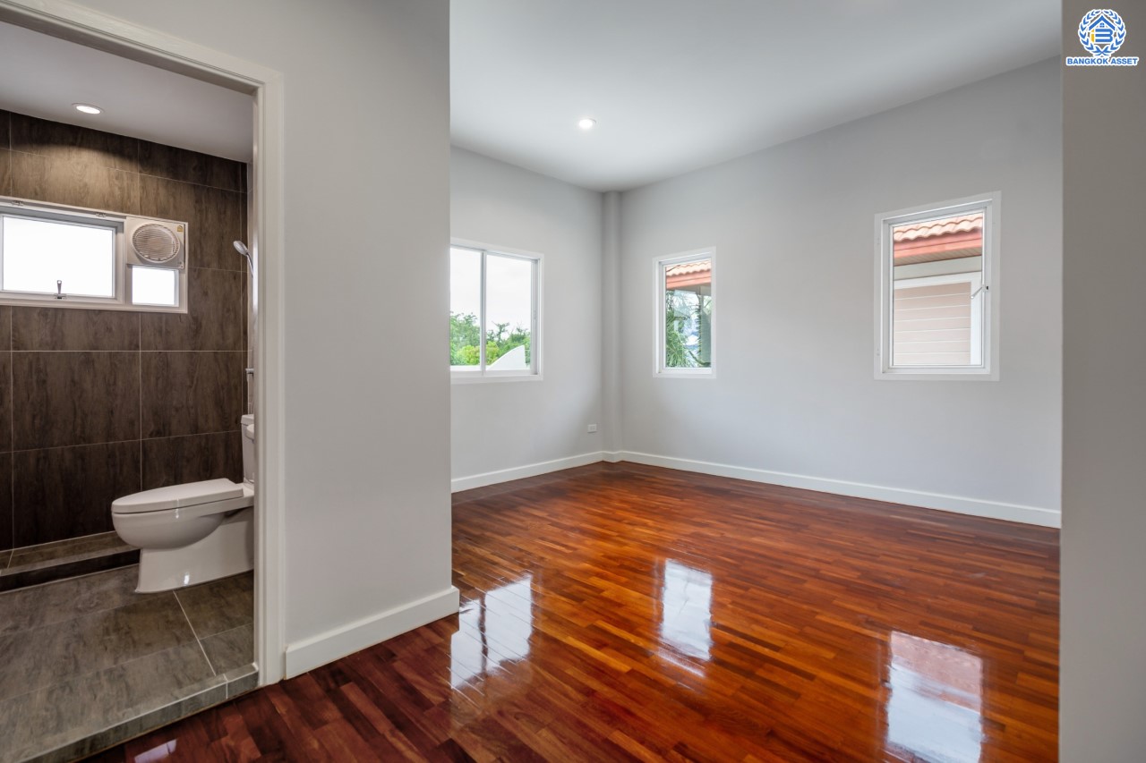 บ้านมือสองตกแต่งใหม่ ม.นนทรี5 พระราม5 เนื้อที่ 60 ตร.ว. ฟังก์ชัน 3 ห้องนอน 3 ห้องน้ำ 1 ห้องอเนกประสงค์ 1 ห้องแม่บ้านพร้อมห้องน้ำในตัว จอดรถได้ 2 คัน บนสุดยอดทำเล! ใกล้รถไฟฟ้า "สถานีแยกติวานนท์" และทางด่วน"ศรีรัช" ขับรถเพียง 5 นาที ก็ถึงวงเวียนพระราม5 ที่เชื่อมต่ออีกหลายหลายเส้นทางได้อย่างรวดเร็ว